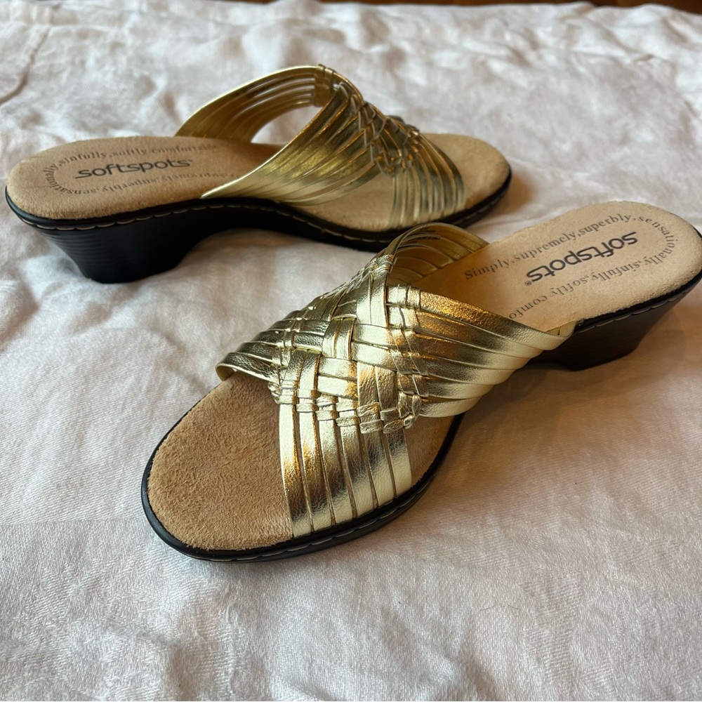 Softspots “Traci” Gold wedge sandal with Woven Design size 5 - Picture 4 of 7